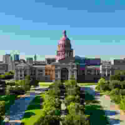 Landscape view of the Texas State Capitol on a sunny day.