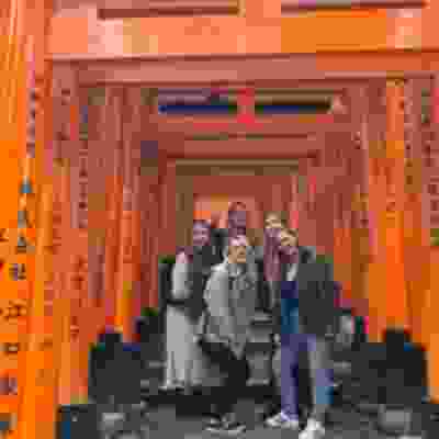 Group of travellers in front of the Fushimi Inari. 